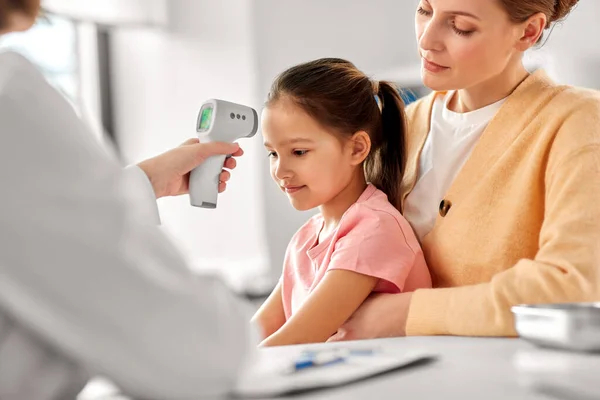 Madre con figlia malata e medico in clinica — Foto Stock