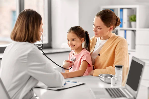 Mor, flicka och läkare med stetoskop på kliniken — Stockfoto