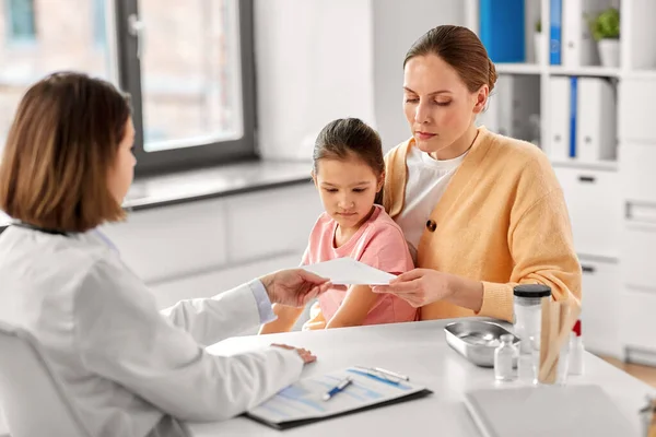 Mor med liten dotter och läkare på kliniken — Stockfoto