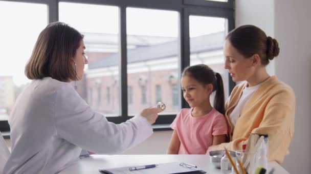 诊所配备听诊器的母亲、女孩和医生 — 图库视频影像