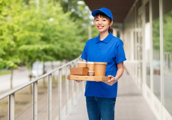 Delivery woman with takeaway food in city — Foto Stock