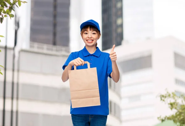 Delivery woman with food in paper bag in city — Foto de Stock