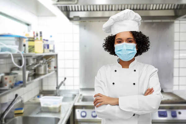 Chef feminino em máscara médica e toque — Fotografia de Stock