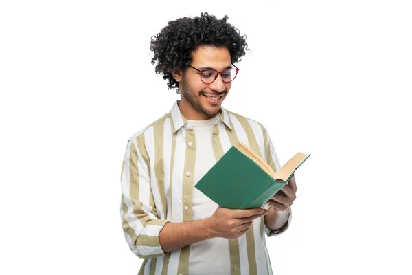 Jovem feliz em óculos livro de leitura — Fotografia de Stock