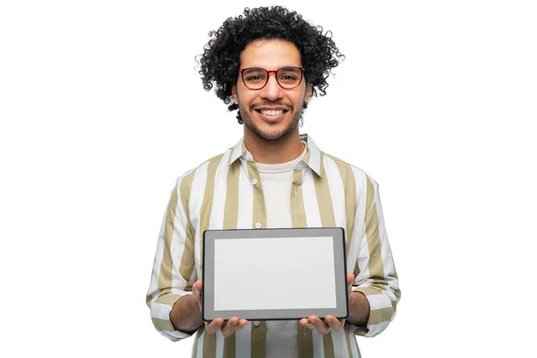 Glücklicher junger Mann mit Tablet-PC — Stockfoto