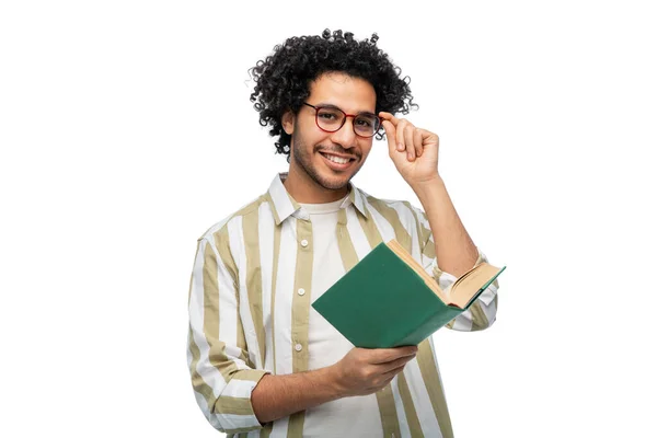 Jovem feliz em óculos livro de leitura — Fotografia de Stock