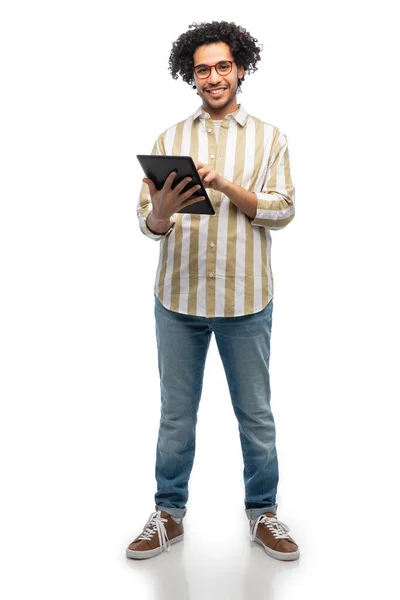 Glücklicher junger Mann mit Tablet-Computer — Stockfoto