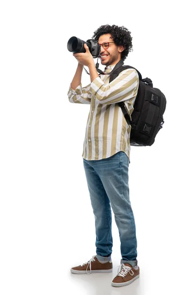 Sonriente hombre o fotógrafo con cámara digital — Foto de Stock