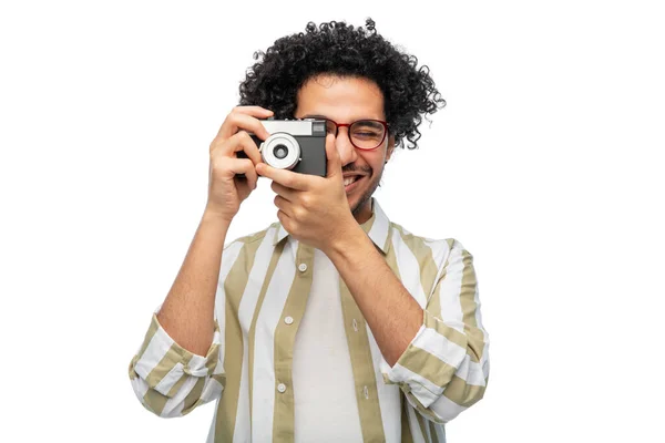 Χαμογελαστός άντρας ή φωτογράφος με φωτογραφική μηχανή — Φωτογραφία Αρχείου