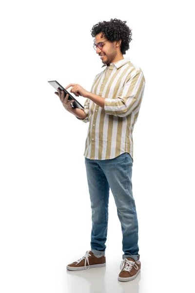Tablet bilgisayar ile mutlu bir genç adam — Stok fotoğraf