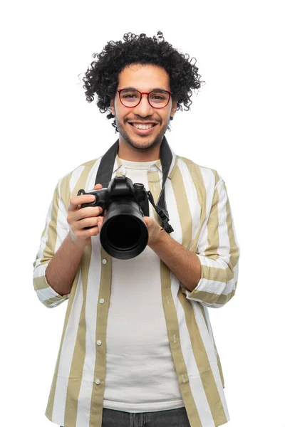 Χαμογελαστός άνθρωπος ή φωτογράφος με ψηφιακή φωτογραφική μηχανή — Φωτογραφία Αρχείου