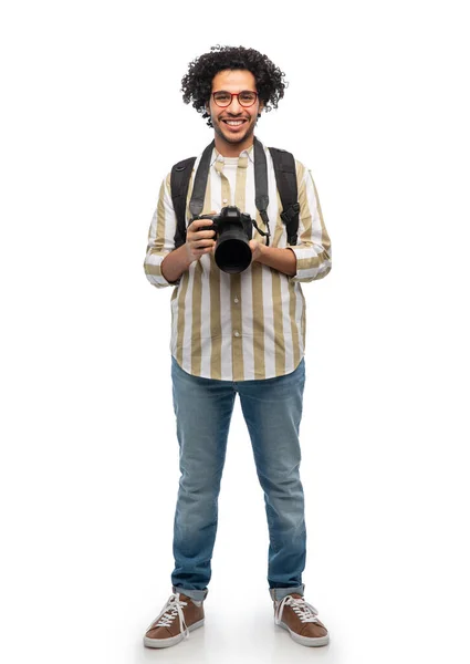 Homme souriant ou photographe avec appareil photo numérique — Photo