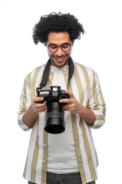 Sonriente hombre o fotógrafo con cámara digital —  Fotos de Stock