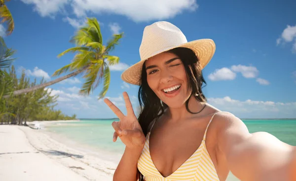 Lächelnde Frau im Bikini macht Selfie am Strand — Stockfoto