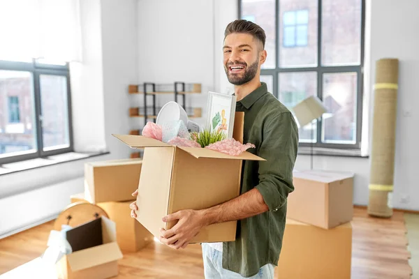 Homme heureux avec boîte déménageant dans une nouvelle maison — Photo