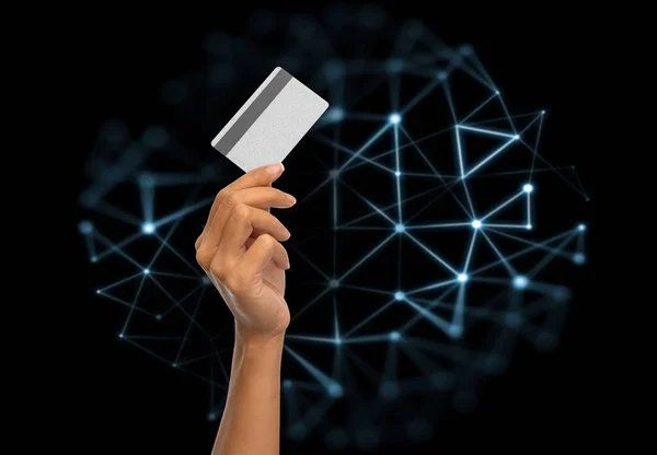 Hand mit Kreditkarte über Low-Poly-Hologramm — Stockfoto