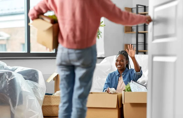 Mulheres desempacotando caixas e se mudando para novo lar — Fotografia de Stock