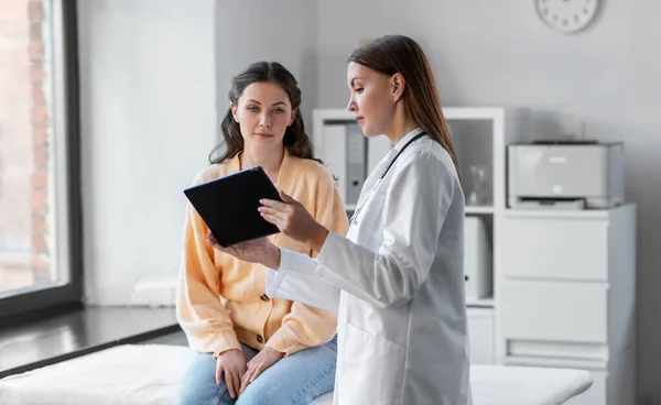 Female doctor with tablet pc and woman at hospital — Stock Fotó