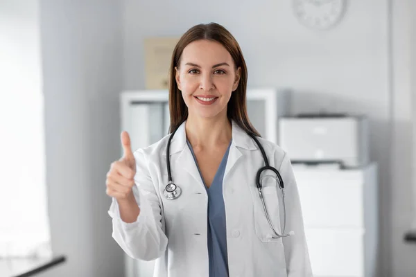 Glad kvinnlig läkare visar tummen upp på sjukhuset — Stockfoto