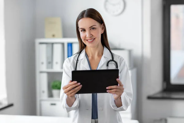 Smiling female doctor with tablet pc at hospital — Stockfoto