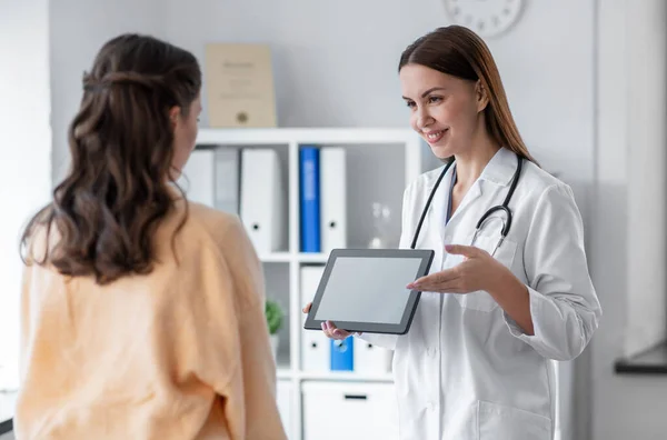 Kobieta lekarz pokazuje tabletkę do kobiety w szpitalu — Zdjęcie stockowe