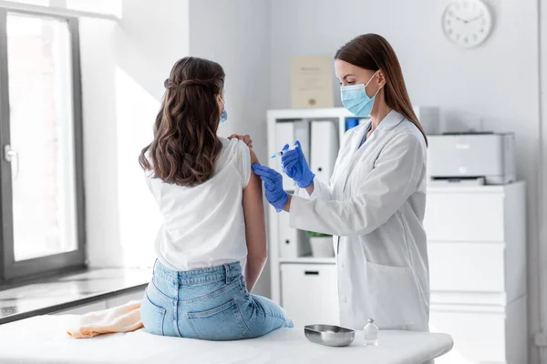 Médico fêmea com doente vacinado com seringa — Fotografia de Stock