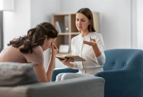 Psychologist and woman at psychotherapy session — Foto de Stock