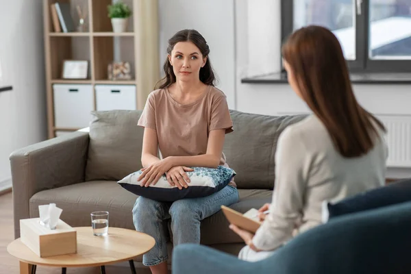 Vrouw en psycholoog op psychotherapiesessie — Stockfoto