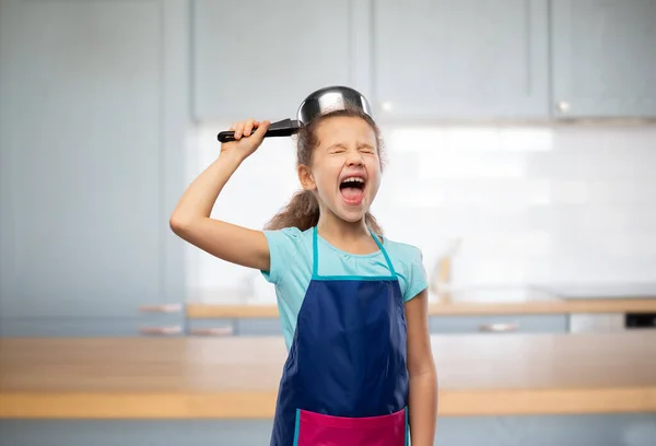 Niña feliz en delantal jugando con la cacerola —  Fotos de Stock