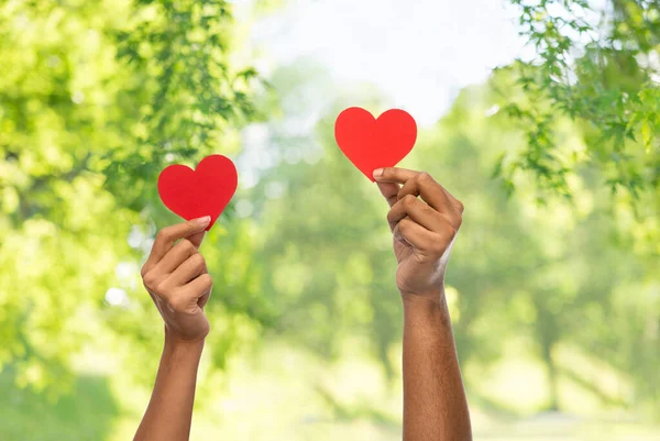 Detailní záběr rukou drží červené srdce — Stock fotografie