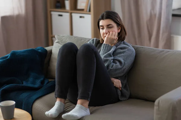 Evde kanepede oturan stresli kadın — Stok fotoğraf
