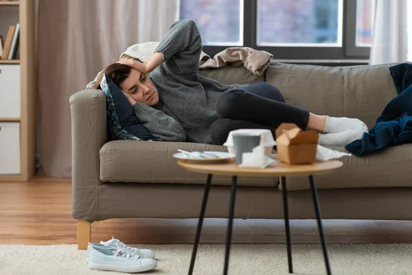 Femme déprimée couchée sur le canapé à la maison — Photo
