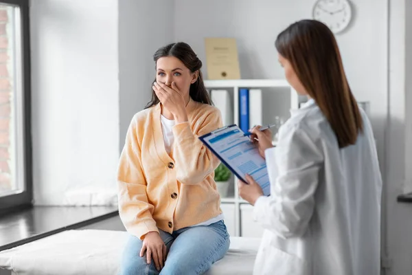 Female doctor and coughing woman at hospital — Stock Photo, Image
