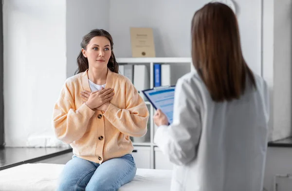 Médecin avec presse-papiers et femme à l'hôpital — Photo