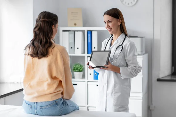 Kobieta lekarz pokazuje tabletkę do kobiety w szpitalu — Zdjęcie stockowe