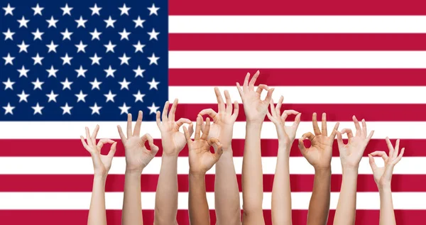Händer som visar ok tecken över flagga USA — Stockfoto