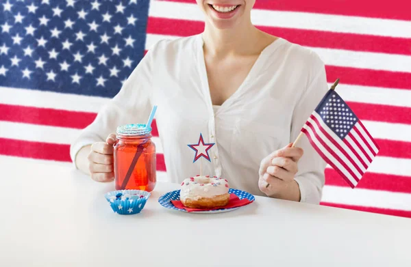 Ευτυχισμένη γυναίκα γιορτάζει την αμερικανική ημέρα της ανεξαρτησίας — Φωτογραφία Αρχείου