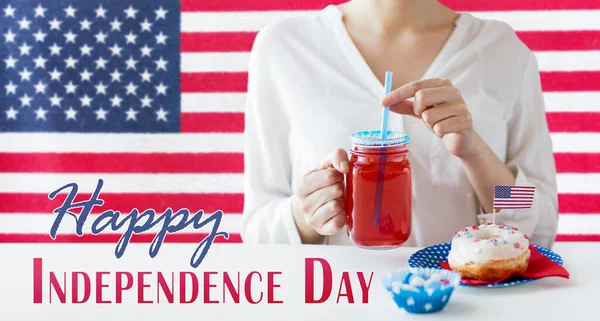 Nő ünnepli az amerikai függetlenség napja — Stock Fotó