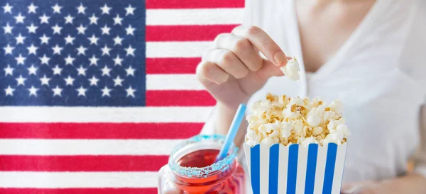 Vrouw eet popcorn op 4 juli feest — Stockfoto