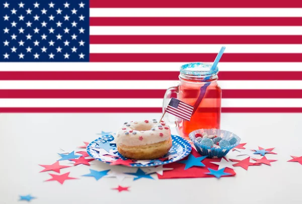 Donut gelado com decoração bandeira americana e suco — Fotografia de Stock