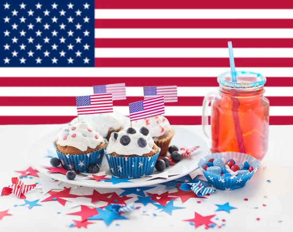 Cupcakes mit amerikanischen Flaggen am Unabhängigkeitstag — Stockfoto