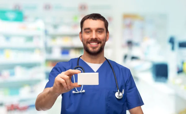 Médico varón feliz con la medicina en la farmacia —  Fotos de Stock