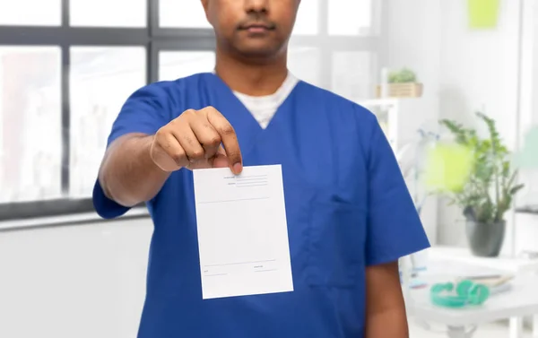 Médico ou enfermeiro mostrando papel branco — Fotografia de Stock