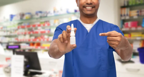 Médico ou enfermeiro com medicamento na farmácia — Fotografia de Stock