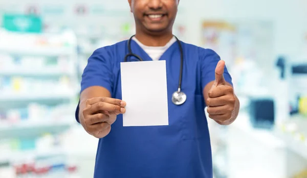 Médico varón feliz mostrando la prescripción en la farmacia — Foto de Stock