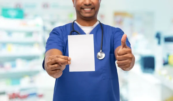 Glücklicher männlicher Arzt zeigt Rezept in Apotheke — Stockfoto