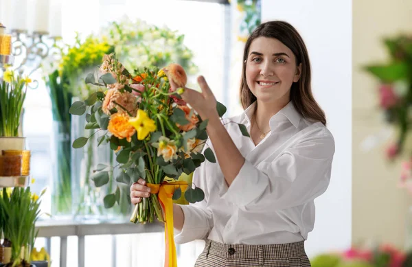 Femme heureuse avec bouquet à la boutique de fleurs — Photo
