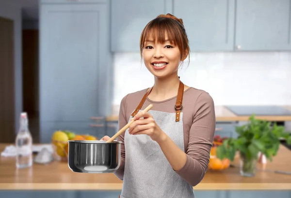 Feliz cocinera sonriente con cacerola en la cocina —  Fotos de Stock