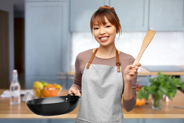 Chef feminino feliz com frigideira na cozinha — Fotografia de Stock