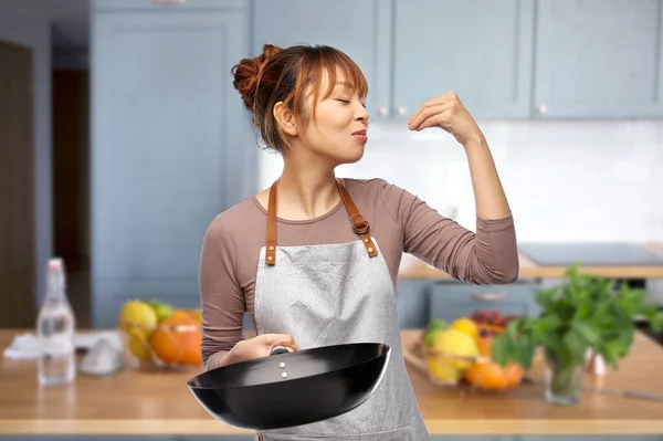 Gelukkige vrouwelijke chef met koekenpan in keuken — Stockfoto